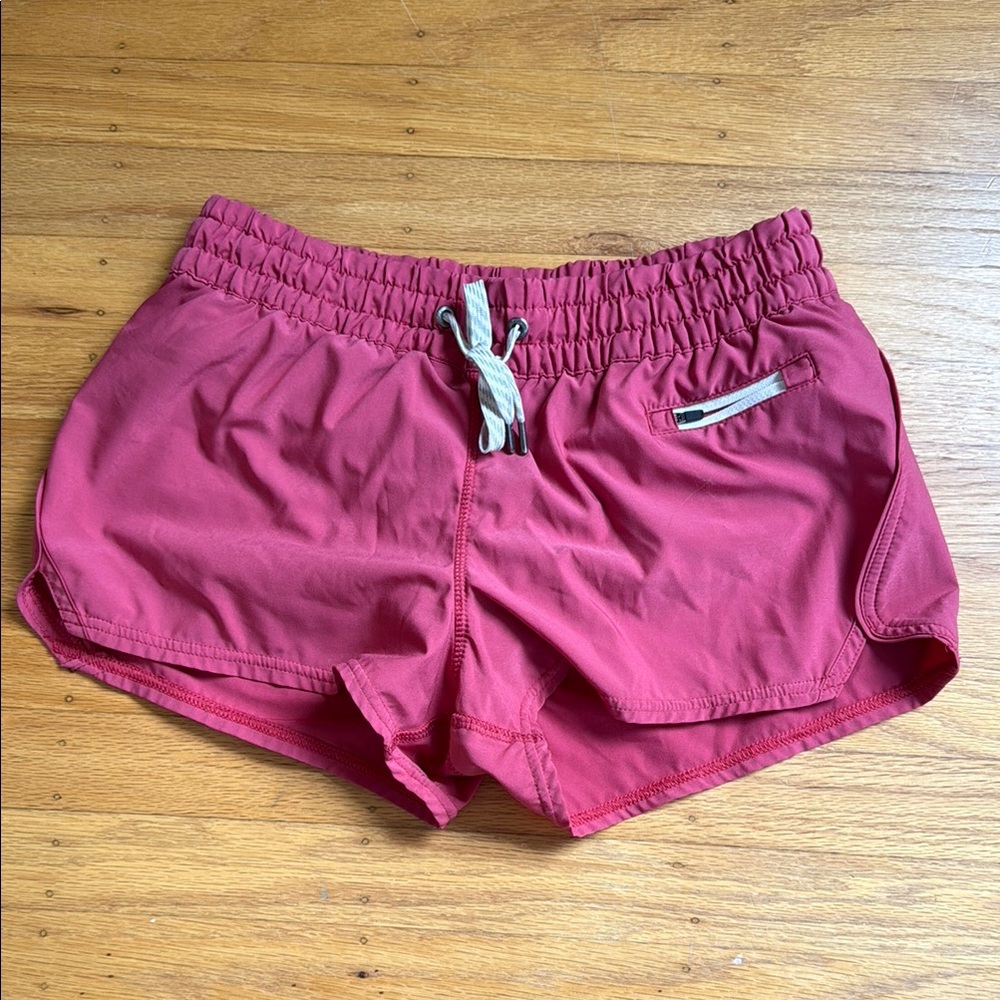 Vuori Athletic Shorts with Elastic Waistband and Moisture-Wicking Fabric